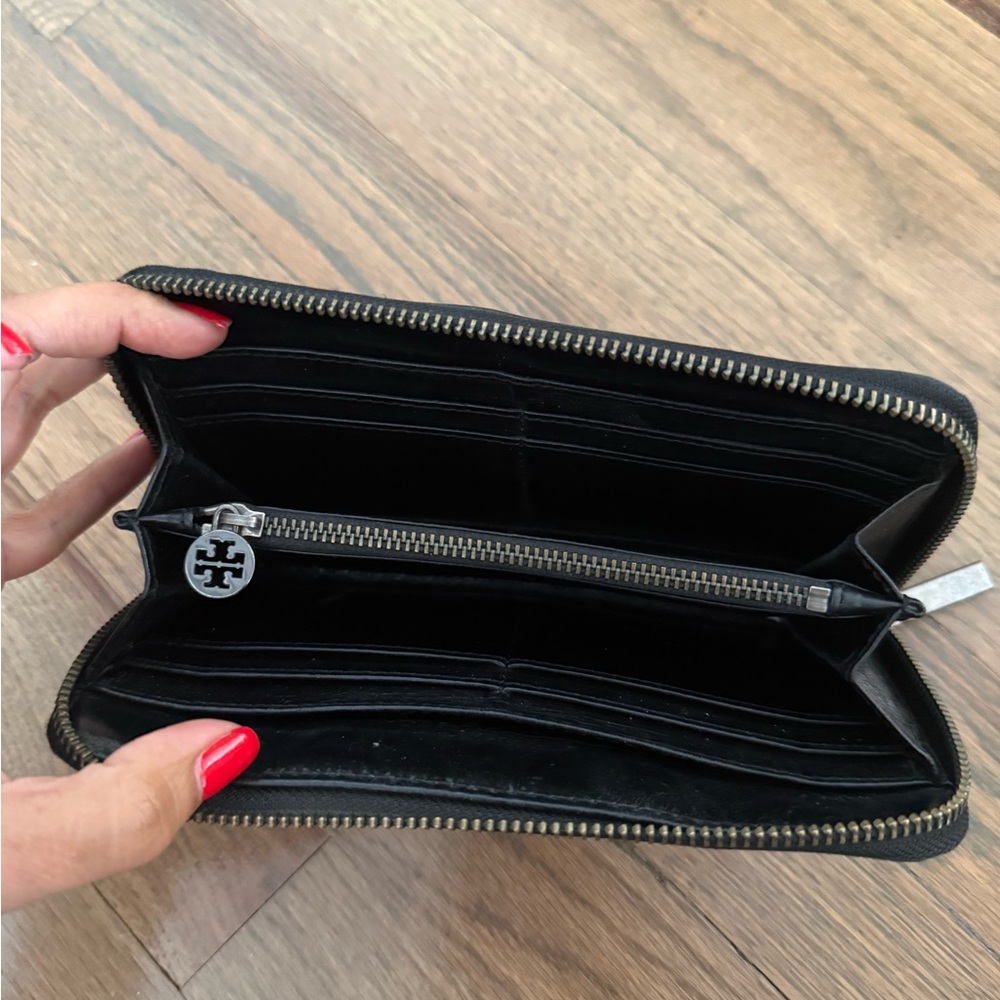 Tory Burch Black Wallet with Logo - Picture 3 of 3